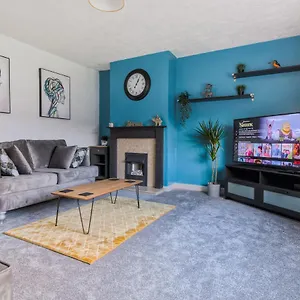  Holiday home Rookwood House - Spacious With Free Parking - Short United Kingdom
